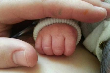 Dieses Foto postete Matthias Schweighöfer kurz nach der Geburt seines Sohnes