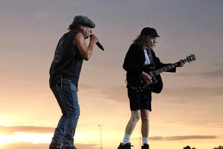 Brian Johnson (li.) und Angus Young bei einem Auftritt in Dresden