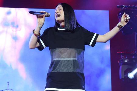 Jessie J fällt immer wieder mit ihrem trendigen Look auf Jessie J fällt immer wieder mit ihrem trendigen Look auf