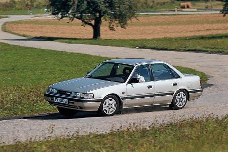 Mazda 626 Typ GD in Fahrt von schräg vorne