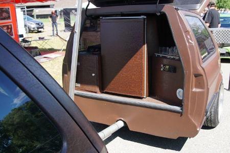 Der halbierte Golf II GTI-Anhänger hat einen ausklappbarem Gasgrill, Jack Daniels-Minibar, Kühlschrank samt LKW-Batterie sow...