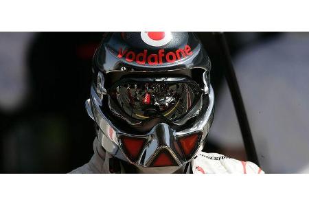 Zum Glück hat Fahrerlager-Arzt Sid Watkins einen speziellen Anti-Kater-Helm mit Licht- und Geräuschdämmung entwickelt.