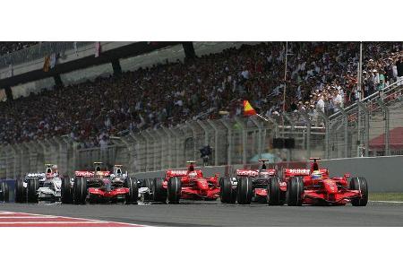 Dann der Start: Massa kommt von der Pole gut weg.