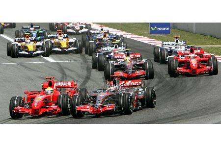 Dann geht Alonso längsseits.