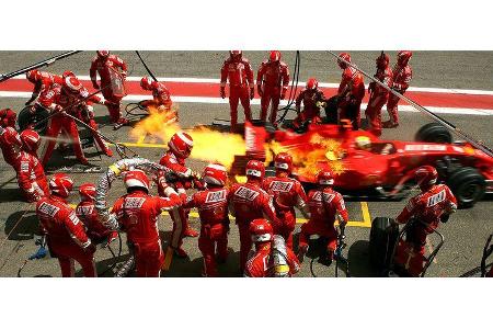 Aber auch bei Ferrari ging nicht alles glatt: Jean Todt entschied, Felipe Massa ein wenig Feuer unterm Hintern zu machen, do...