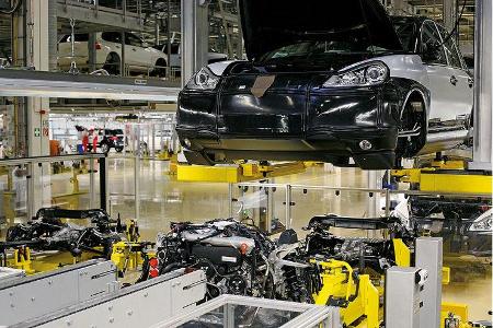 Montage des erste Selbstzünders bei Porsche.