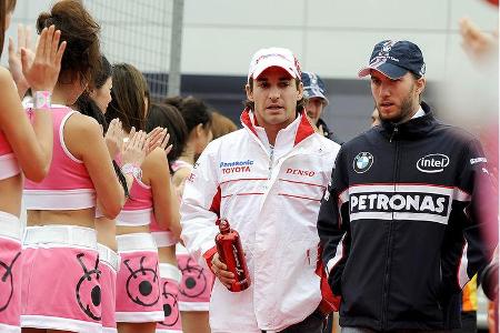 Nick Heidfeld und Timo Glock kümmerten sich derweil um die Boxen-Geishas.