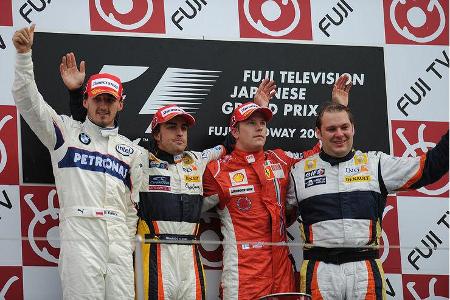 Flankiert von Kubica und Räikkönen feierte der zweifache Weltmeister seinen überraschenden Doppelschlag.