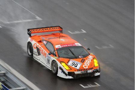 Der Raeder-Lamborghini erbte nach dem Ausfall die Führung, musste diese wiederrum nach einem Unfall abgeben.