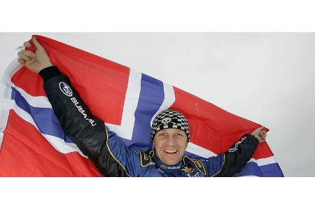 Die Schweden haben allerdings im eigenen Rallye-Revier nicht viel zu bestellen. Es dominieren die norwegischen Fahnen ...