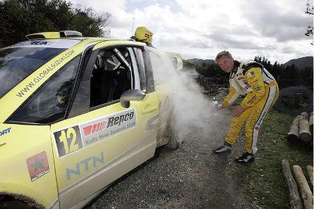Doch ein schwedischer Rallye-Pilot weiß sich auch in der Wildnis selbst zu helfen.