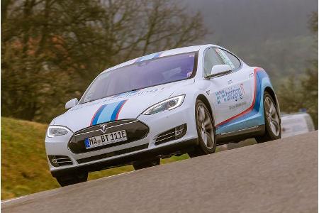 Ein Tesla Model S in Sonderlackierung, die ihn noch dynamischer erscheinen lässt.