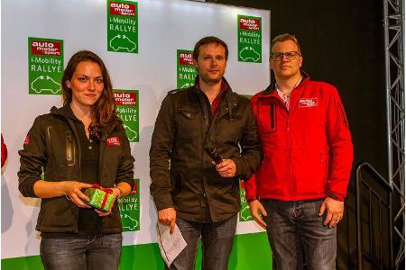 Bei der Siegerehrung verliehen Laura Hauschild, Alexander Bloch und Tim Ramms die Preise.