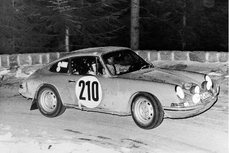 Der britische Allrounder Vic Elford steuerte seinen 911 T bei der Rallye Monte Carlo 1968 zum ersten Porsche-Gesamtsieg bei ...