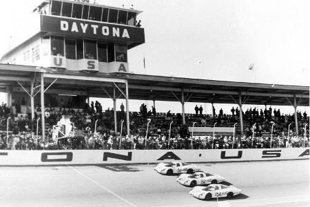 Die 24 Stunden von Daytona hat Porsche bis heute 20 mal gewonnen. 1968 gelang der erste Gesamtsieg im Typ 908 mit Langheck -...