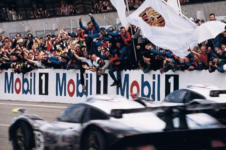 1998 holte der 911 GT1 von McNish/Aiello/Ortelli vor dem Schwesterauto von Müller/Alzen/Wollek den 16. und bislang letzten L...