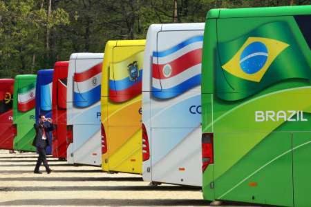 Alle 32 WM-Busse tragen nicht nur die Farben der teilnehmenden Länder, sondern auch Slogans, die von Fans gekürt wurden.