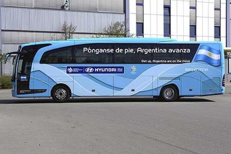 Argentinien:
Pònganse de pie, Artgentina avenza
Get up, Argentinia are on the road
(Steht auf, Argentinien startet durch)
