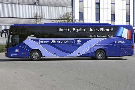 Frankreich:
Liberté, Egalité, Jules Rimet
Freedom, Egalite, Jules Rimet
(Freiheit, Gleichheit, Jules Rimet)