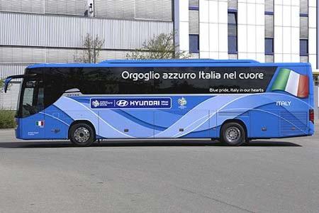 Italien:
Orgoglio azzurro Italia nel cuore
Blue pride, Italy in our hearts
(Blauer Stolz, Italien ist in unseren Herzen)