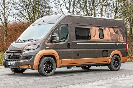 Der Edel-Camper Box Star Plus 600 MQ Street kommt zusätzlich mit klassischem Querbett statt Einzelbetten.