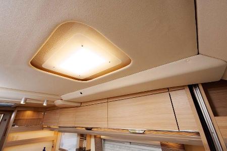 Unterm Hubbett gleicht eine helle LED das fehlende Tageslicht aus.