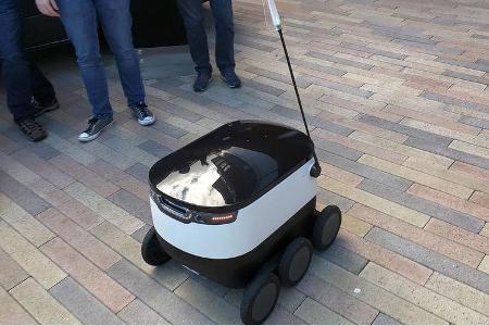 Mercedes Sprinter und Starship-Lieferroboter