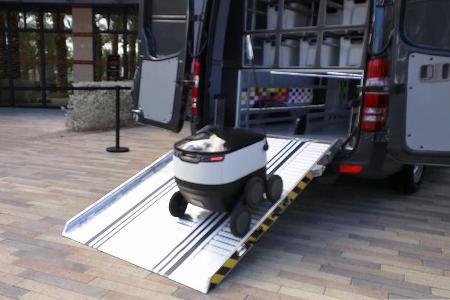Mercedes Sprinter und Starship-Lieferroboter