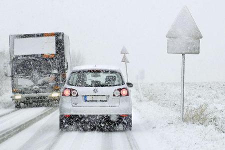 Rechtsfallen, Verkehrszeichen, Zugeschneit