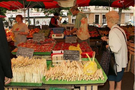 Kulinarische Vielfalt: Ob auf dem Markt in Mulhouse ...