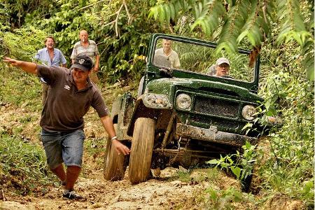 Der betagte BJ40 kommt auch in schwerem Gelände überraschend gut voran.