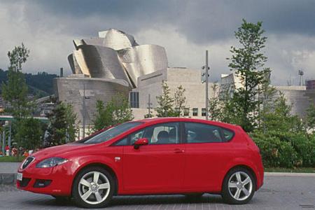 Auf Entdeckungstour im Norden Spaniens mit dem Seat León. Futuristisch: das Guggenheim-Museum.