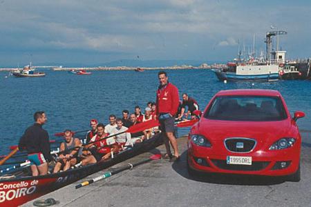 Freizeit-Sportler unter sich: Rudermannschaft und der Seat León in einem galicischen Hafen.