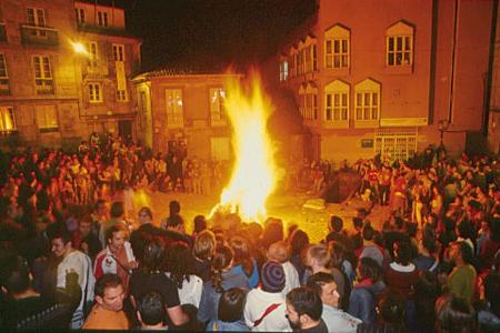 Nachts regiert das Partyvolk auf den Plätzen von Santiago de Compostela.