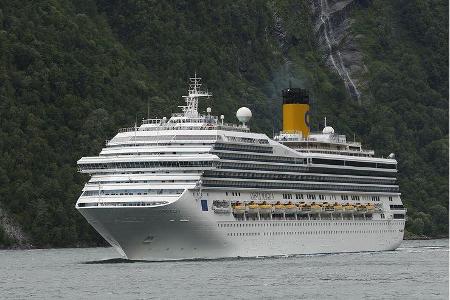 Eine Kreuzfahrt im Geirangerfjord bringt faszinierende Blicke auf nahezu senkrechte Felswände.