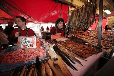 Regen gibt es überall: auf dem Fischmarkt und ..