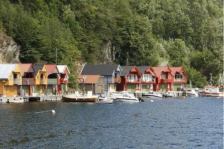Wohngemeinschaft am Fjord: Die meisten ehemaligen Fischerhütten dienen heute als Ferienhäuser.