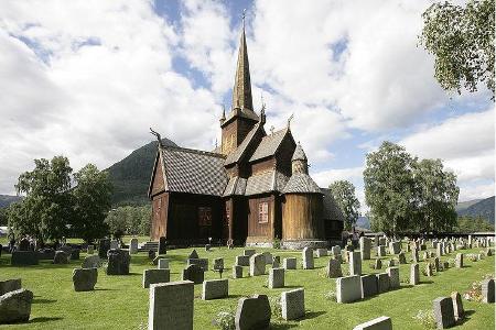 Tradition und Moderne: Während die Stabkirche von Lom bis heute ihre Glaubensbotschaft verkündet, ...