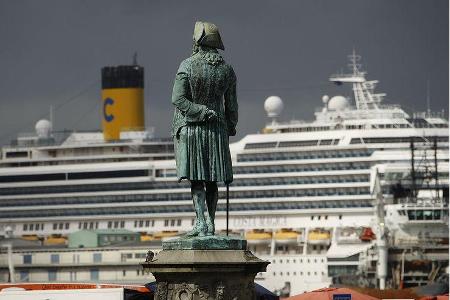 Im Hafen von Bergen aber nimmt Lord Nelson auf seinem Sockel die Parade der Neuzeit ab.