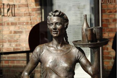 Und ewig lockt das Weib: Während die Kellnerin auf Aker Brygge unnahbar bleibt, ...