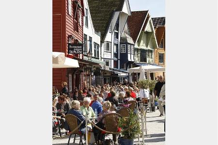 Bei gutem Wetter laden die Cafés zum verweilen ein.