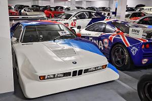 BMW-Lager mit alten Rennwagen