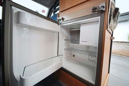 Unterhalb des Kleiderschranks ist der Kühlschrank untergebracht.
