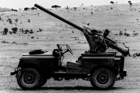 Land Rover Series II 88 Gunbuggy mit 106 mm RCL (1958)