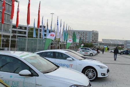 Insgesamt 39 Fahrzeuge machten sich auf den Weg von der Messe Stuttgart über die Schwäbische Alb zurück zur Messe-Piazza.