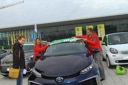 Vorher wurden die Fahrzeuge mit den Rallye-Aufklebern an Frontscheibe und Türen beklebt.