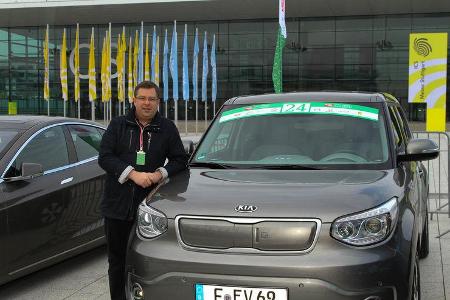 Team 24 mit einem Kia Soul EV, hier Beifahrer Jan Theofel.