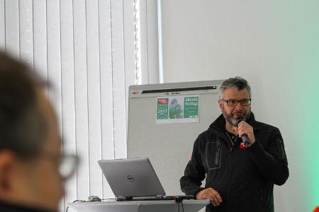 Rallye-Leiter Harald Koepke moderierte das Fahrer-Briefing, ...