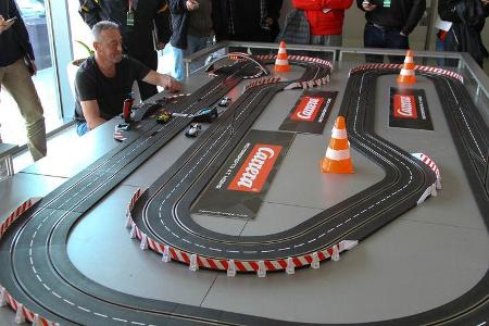 Eine Carrera-Bahn war aufgebaut, wo sich die Teilnehmer in der Gleichmäßigkeit erproben mussten.