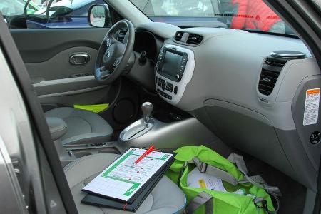 Im Auto bereitete man sich auf die Rallye vor: Die Bordkarte für das Abzeichnen der Kontrollpunkte und Prüfungen.